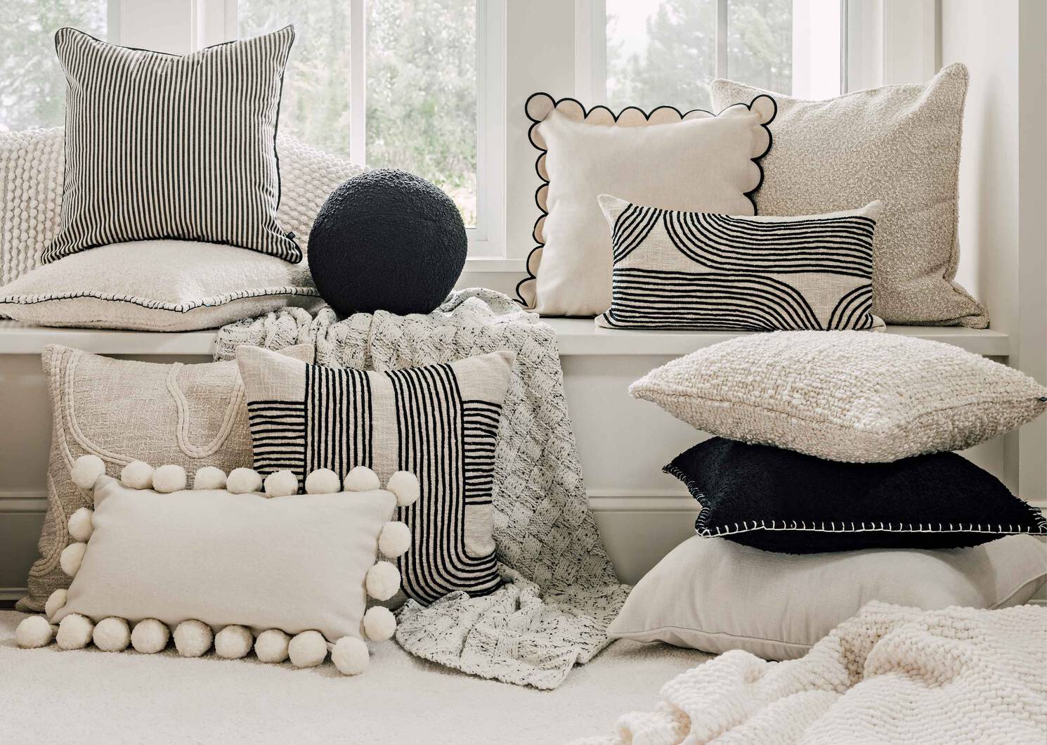 Finn Boucle Pillow 20x20 Black/Ivory