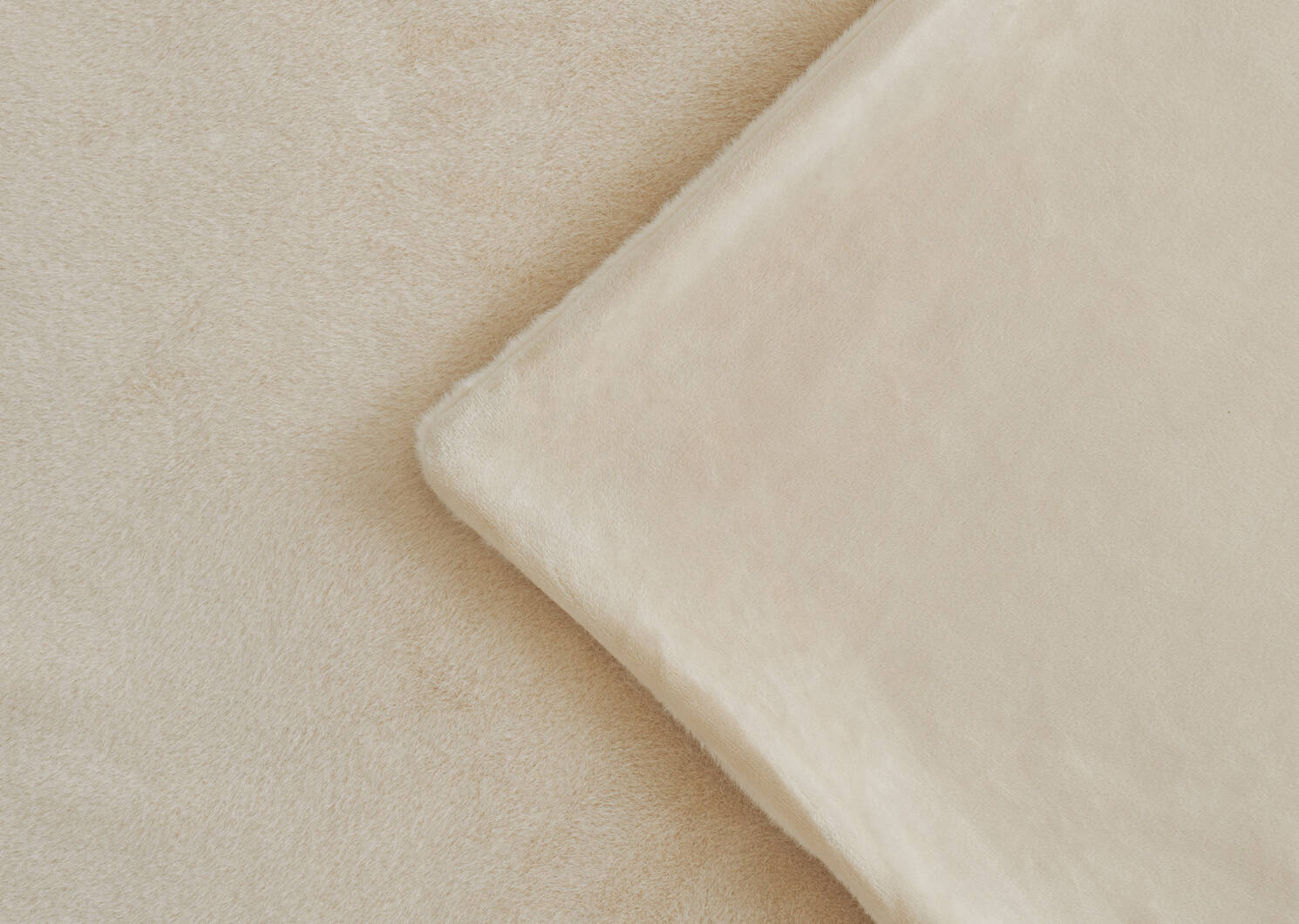 Laurent Faux Fur Bedspread Natural