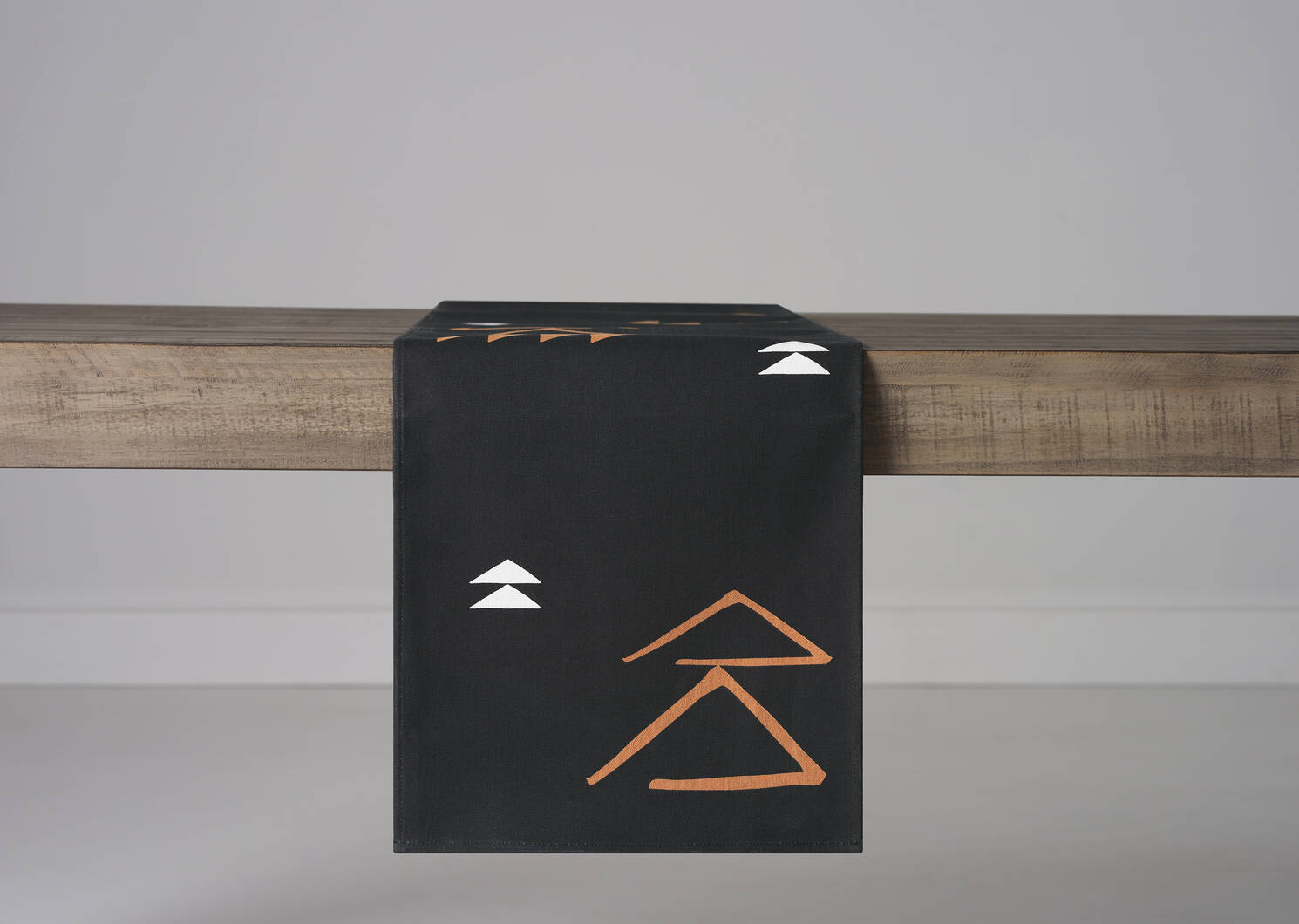 Chemin de table Ishkodens noir