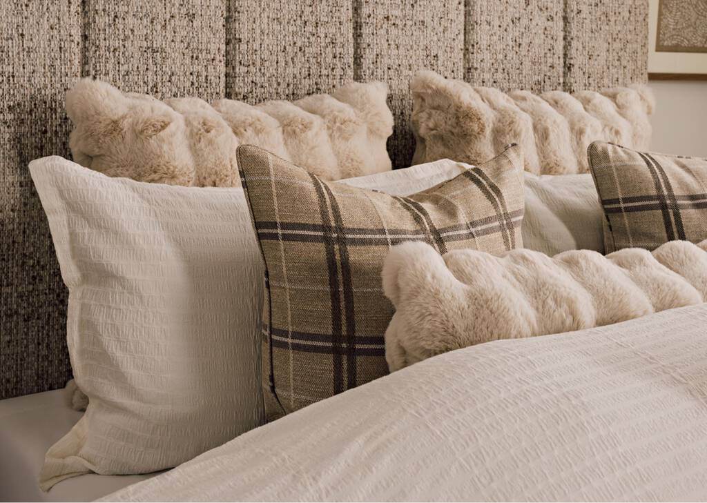 Finnian Bed -Sia Cream, QUEEN