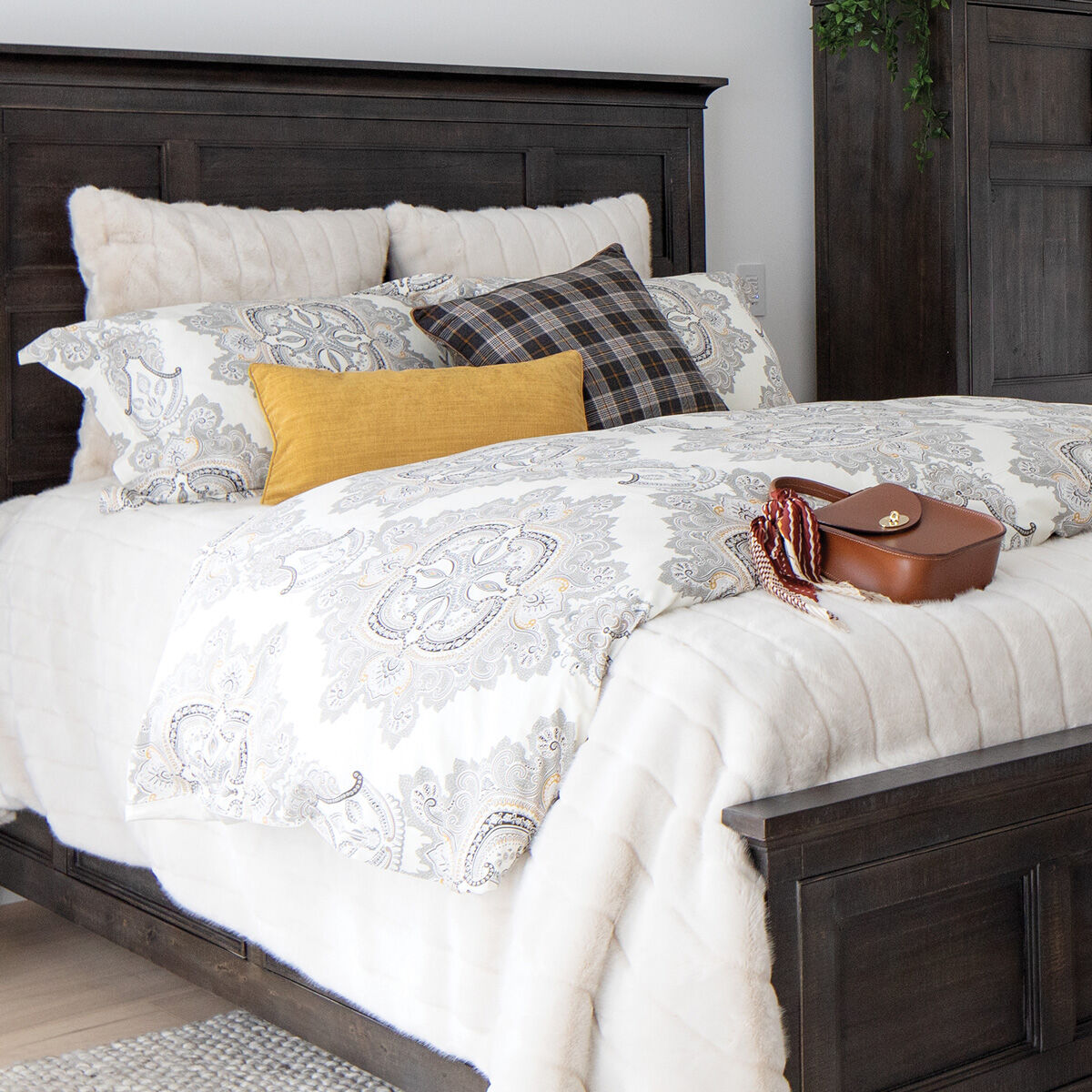 Starlet Faux Fur Bedspread Queen Oyst Urban Barn