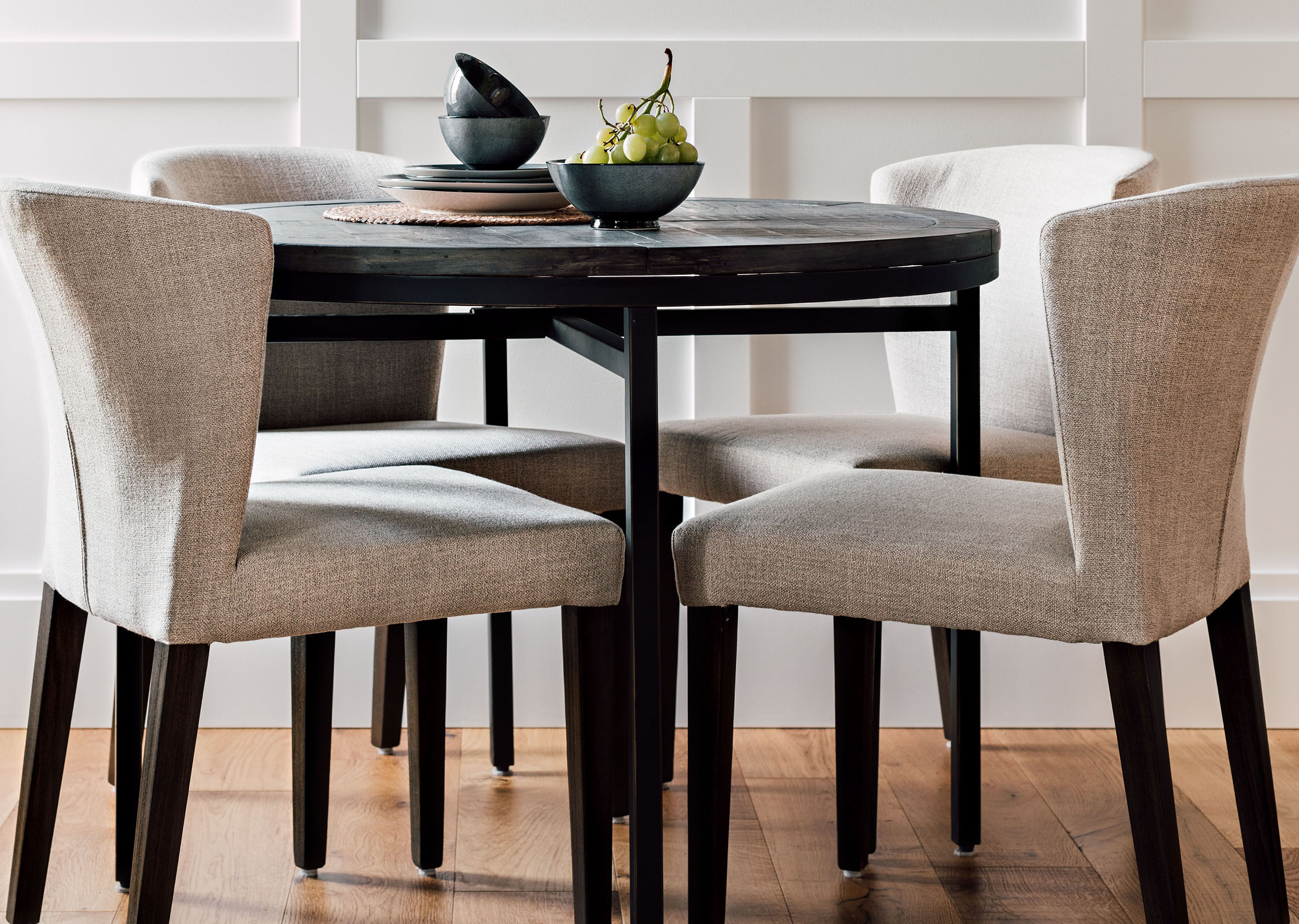 Brody Round Dining Table Eerin Pine
