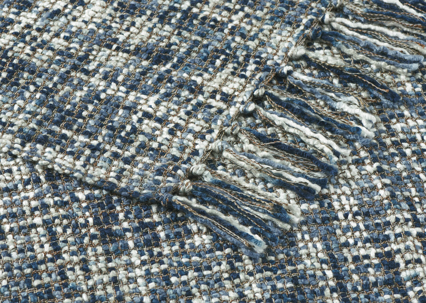 Betina Throw White/Sea Blue/Navy