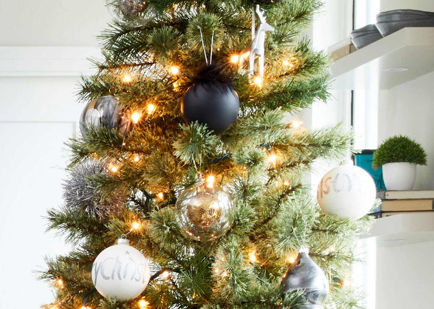 Rowena Glitter Ball Orn Black