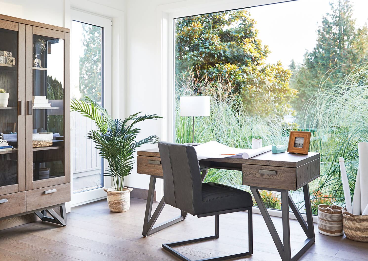 Edrie Charging Table Lamp