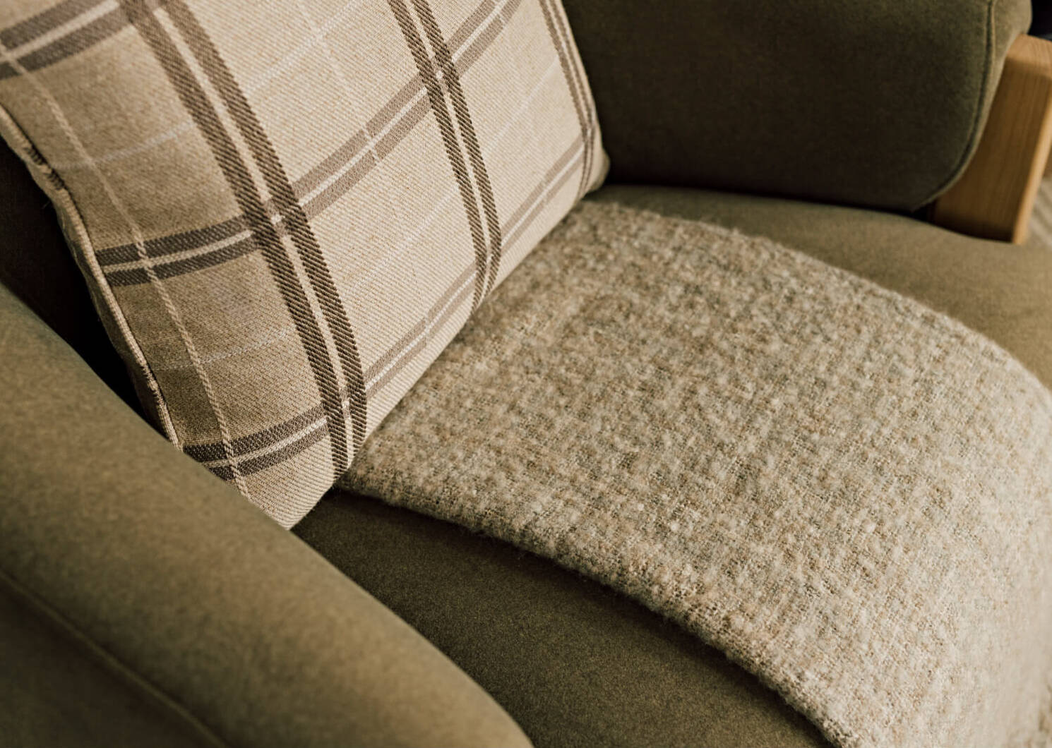 Alicent Swivel Armchair -Vaughn Forest