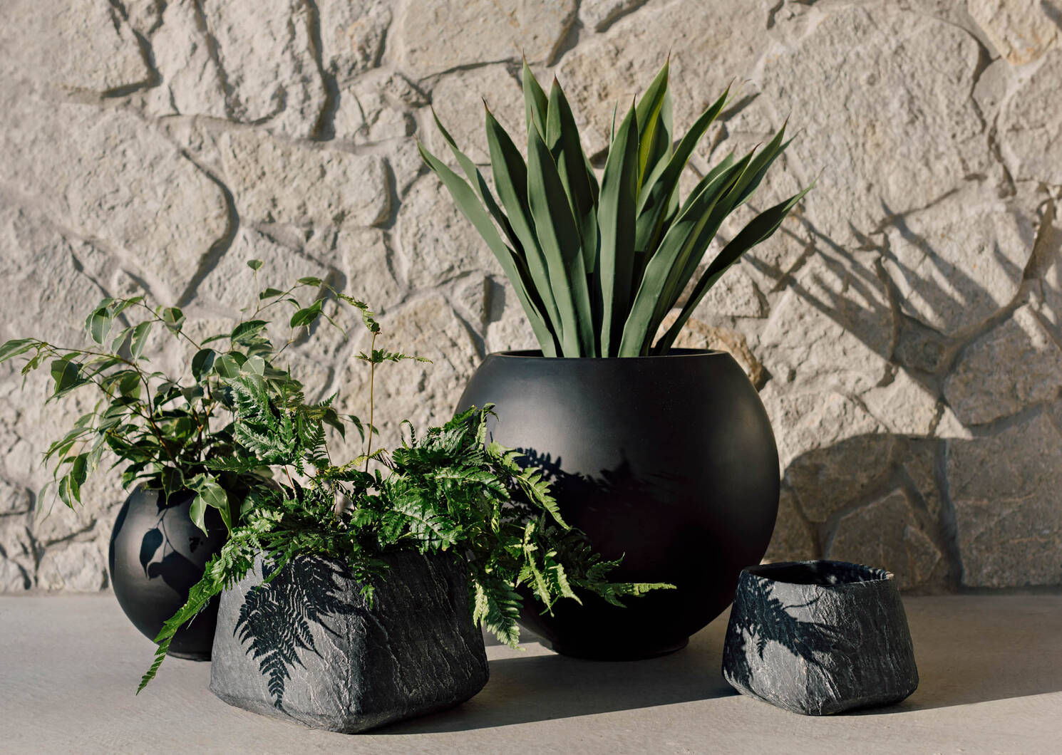 Reyes Outdoor Planter Small Black