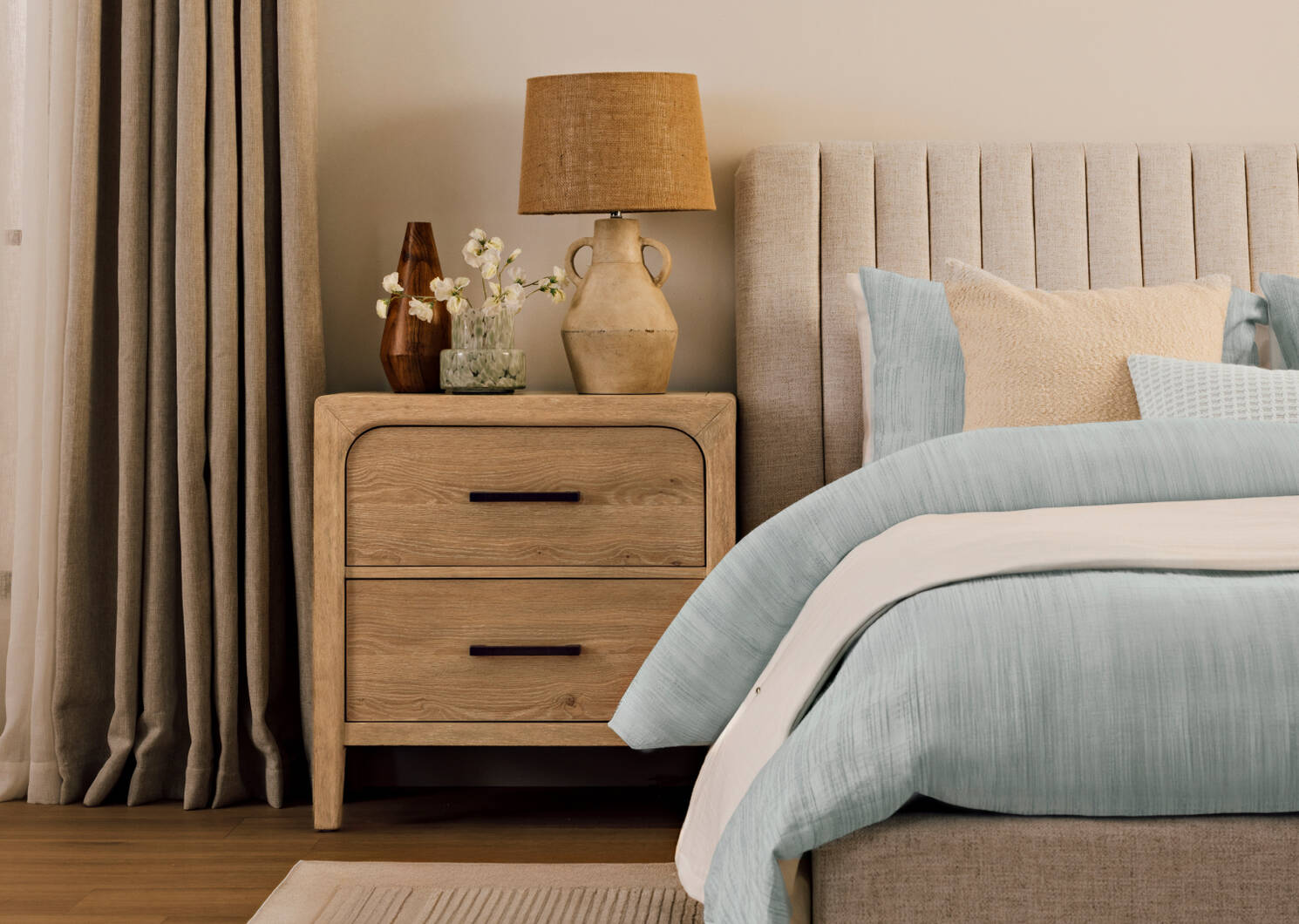 Abbott Bed -Levie Sand, QUEEN