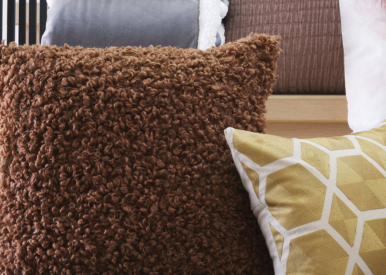 Alban Toss 20x20 Caramel