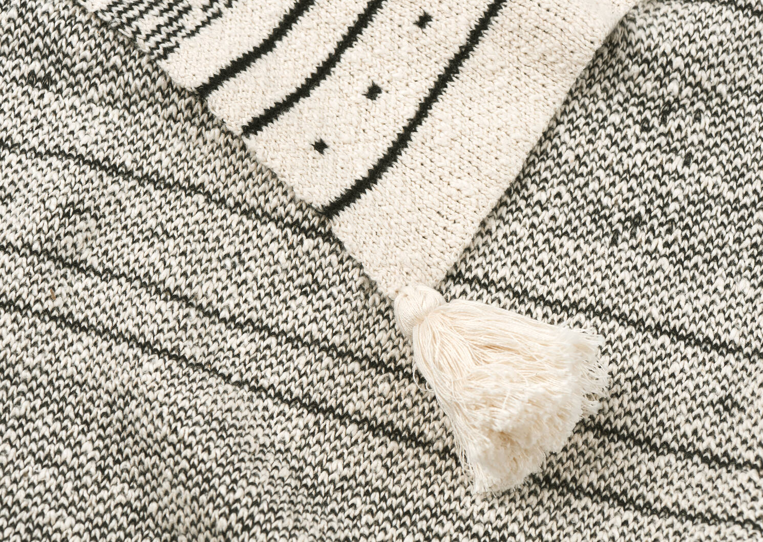 Lea Throw Ivory/Black