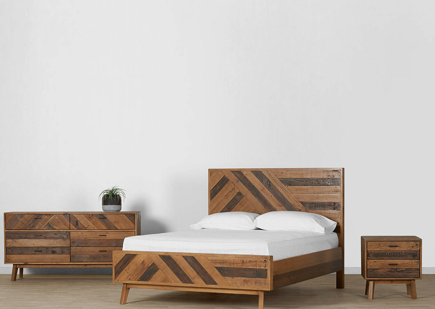 Sawyer Bed -Thompson Pine, QUEEN