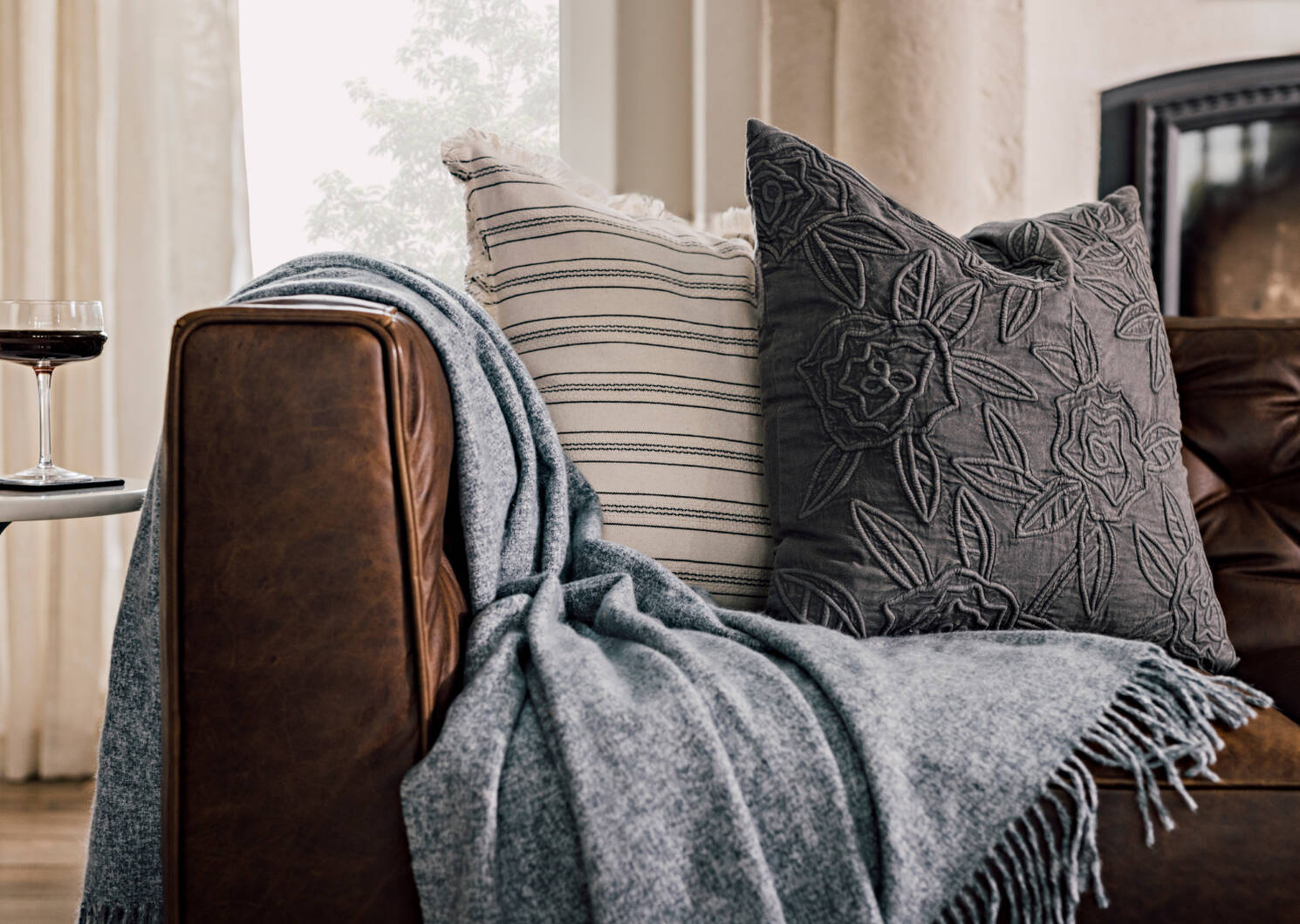 Coussin en coton Faith 20x20 gris foncé